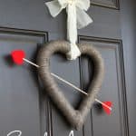 Cupid's Arrow Valentine's Day Wreath at createcraftlove.com #valentinesday #wreath