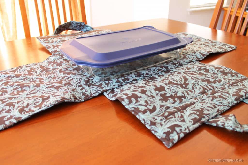 Insulated Casserole Carrier at createcraftlove.com #sewing #casserolecarrier