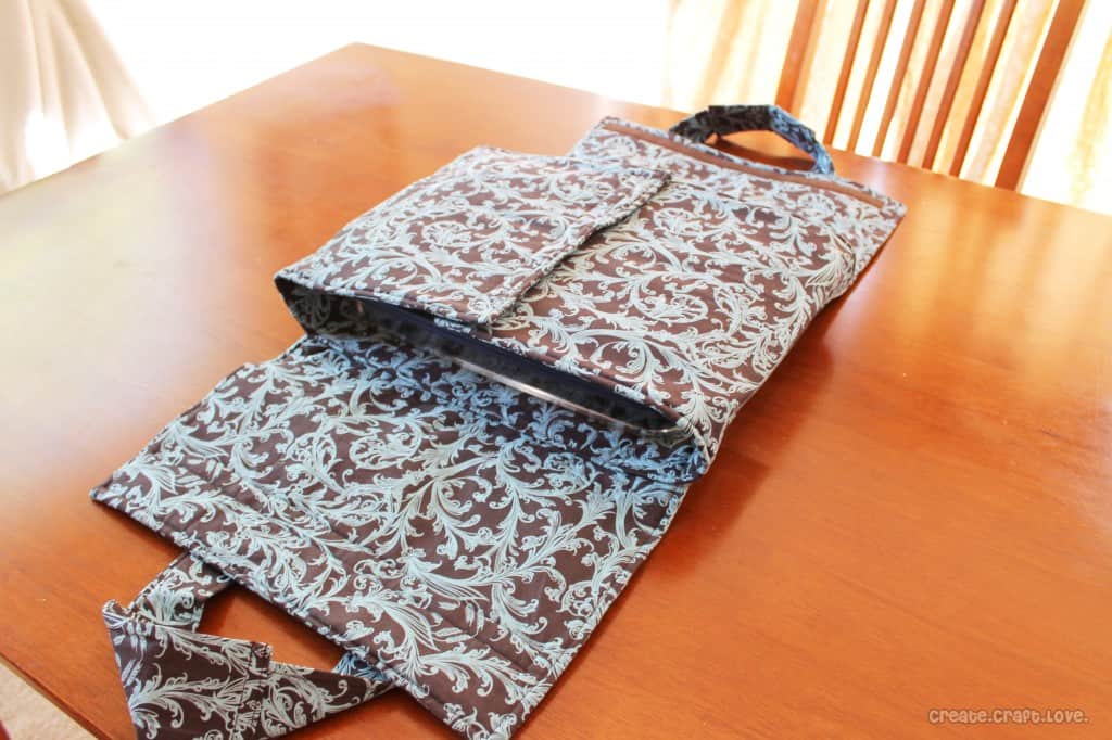 Insulated Casserole Carrier at createcraftlove.com #sewing #casserolecarrier