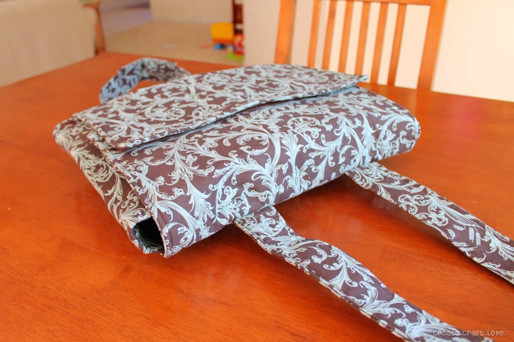 Insulated Casserole Carrier at createcraftlove.com #sewing #casserolecarrier