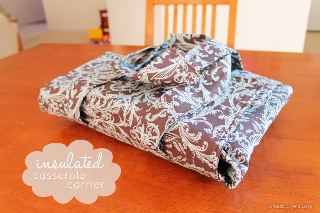 Insulated Casserole Carrier at createcraftlove.com #sewing #casserolecarrier