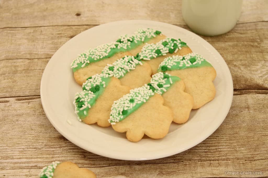 Icing Dipped Shamrock Cookies via createcraftlove.com #stpatricksday #cookies #recipes #baking