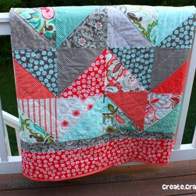 Verona Zig Zag Quilt via createcraftlove.com #quilting #sewing