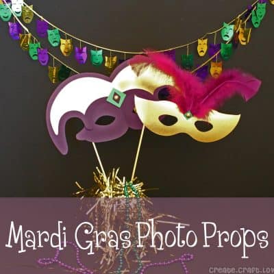 Mardi Gras Photo Props via createcraftlove.com #mardigras #photoprops