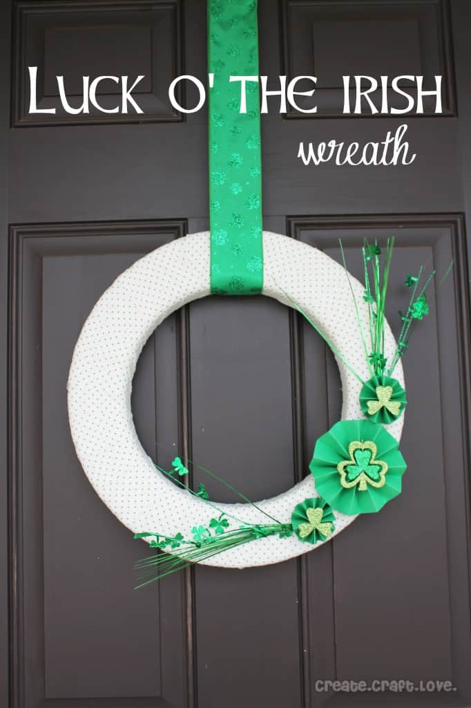 St. Patrick's Day Wreath via createcraftlove.com #stpatricksday #coloroftheyear #wreath