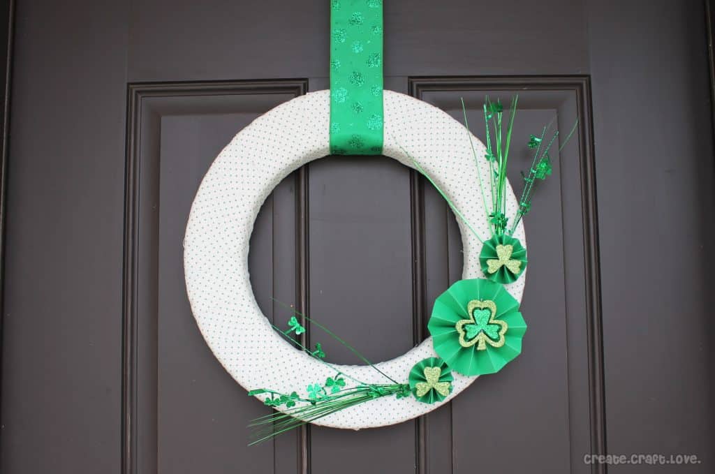 St. Patrick's Day Wreath via createcraftlove.com #stpatricksday #coloroftheyear #wreath