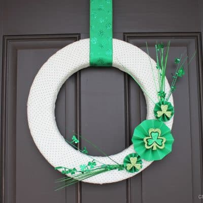 St. Patrick's Day Wreath via createcraftlove.com #stpatricksday #coloroftheyear #wreath