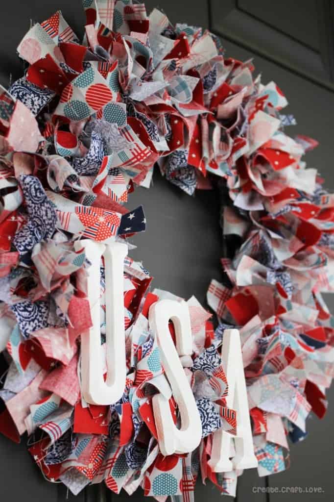 Stars and Stripes Rag Wreath via createcraftlove.com for TRR #4thofjuly #wreath #ragwreath #fabric