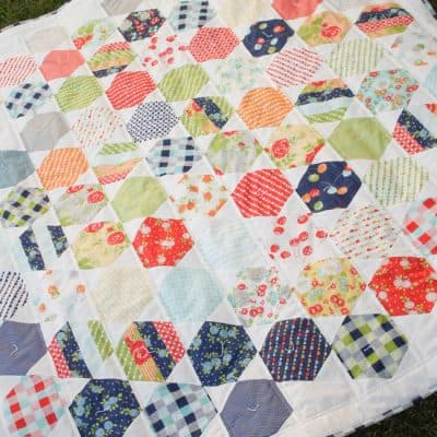 Happy Go Lucky Juggle Quilt via createcraftlove.com #quilting #hexagons #hexielove #sewing
