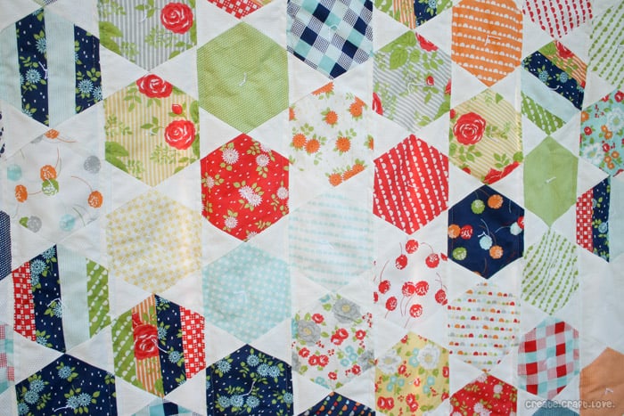 Happy Go Lucky Juggle Quilt via createcraftlove.com #quilting #hexagons #hexielove #sewing