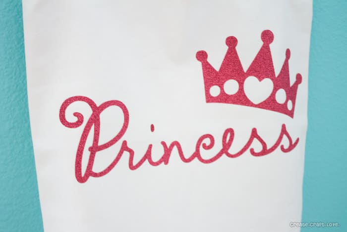Princess Tote Bag with Cricut Iron On Glitter Vinyl via createcraftlove.com #ironon #cricut #princess #kidscrafts