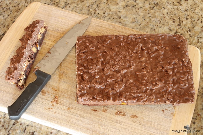 Leftover PB cups? Try these PB Cup and Pretzel Brownies! #baking #halloweencandy #recipes