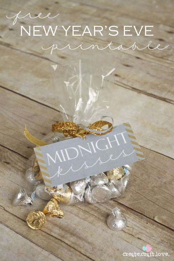 Who doesn't want to be kissed at midnight as a new year with new possibilities begins?  This New Year's Eve Printable is perfect for that special midnight "kiss"! #newyear #newyear2014 #printables