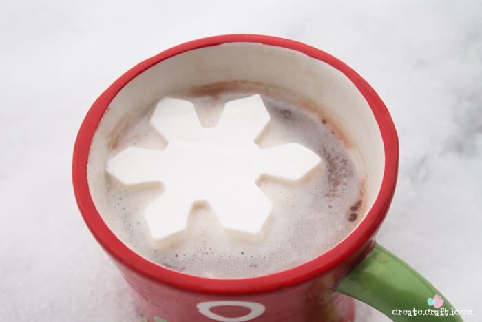 Whip up these cute DIY Snowflake Marshmallows as an extra special treat! #recipes #homemade #marshmallows
