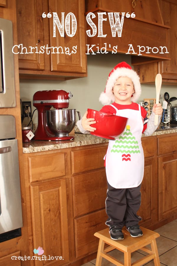 Keep the kids clothes clean during Christmas baking season with this adorable No Sew Christmas Kid's Apron! via createcraftlove.com #25daysofchristmas #nosew #kidsproject