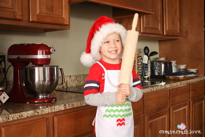 Keep the kids clothes clean during Christmas baking season with this adorable No Sew Christmas Kid's Apron! via createcraftlove.com #25daysofchristmas #nosew #kidsproject