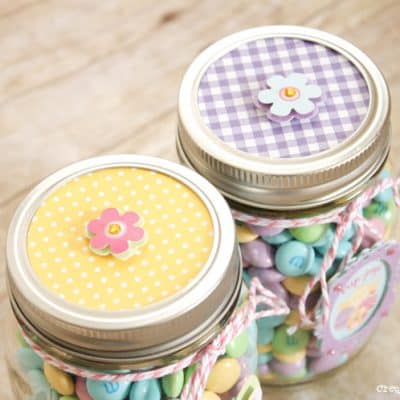 These Mason Jar Easter Treat Gifts are perfect for Easter morning! #easter #masonjargifts #partyfavors