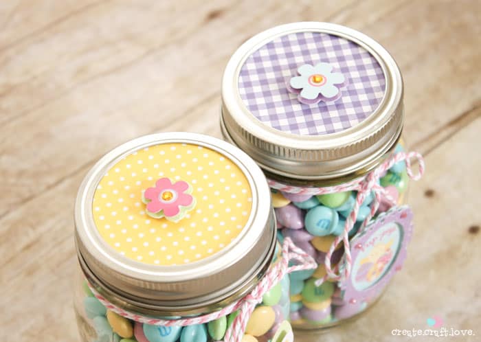 These Mason Jar Easter Treat Gifts are perfect for Easter morning! #easter #masonjargifts #partyfavors