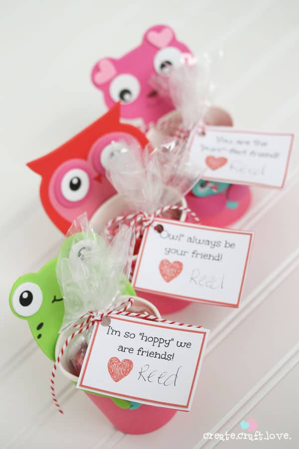 I'm going to show you a simple way to personalize your store bought Valentines and the best part is you still have time to whip them up! #valentinesday #valentinecrafts #printables #tutorial