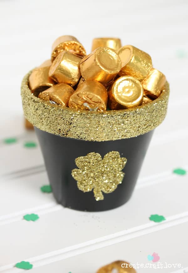Whip up this adorable DIY Pot of Gold for your St. Patrick's Day festivities! Created by createcraftlove.com for The 36th Avenue! #stpatricksday #DIY #partyfavor #crafts