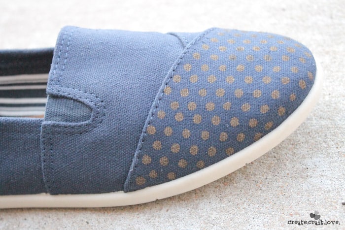  Check out how I updated my plain navy slip ons to these trendy DIY Polka Dot Shoes with the help of the Mod Podge Rocks stencils! #modpodgerocks #stencils #polkadots