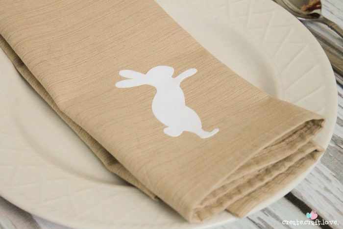 Create these Simple Easter Napkins for your Easter brunch tablescape! #easter #tablescapes #explorecricut #irononvinyl