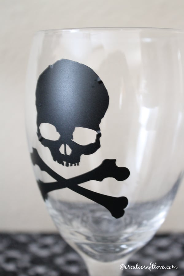 Use your Cricut Explore to create this Gothic Halloween Table Setting! #designspacestar #gothichalloween #halloween #cricutteam5