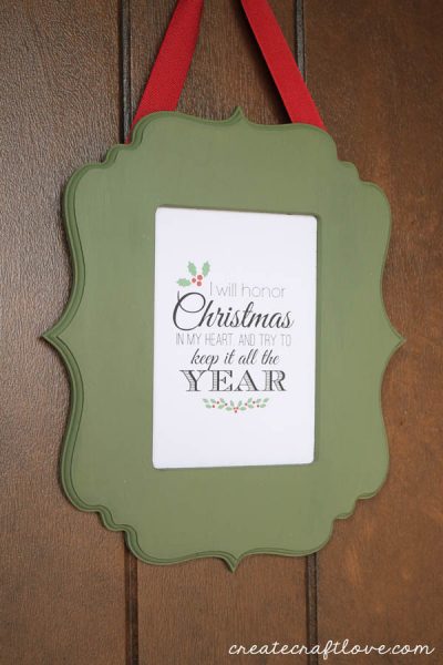 This Chalky Finish Christmas Frame is the perfect last minute handmade gift idea and I included a FREE printable! via createcraftlove.com