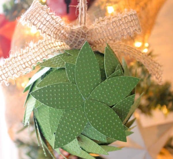 Add a little more to your Christmas decor with this Holiday Kissing Ball tutorial! via createcraftlove.com