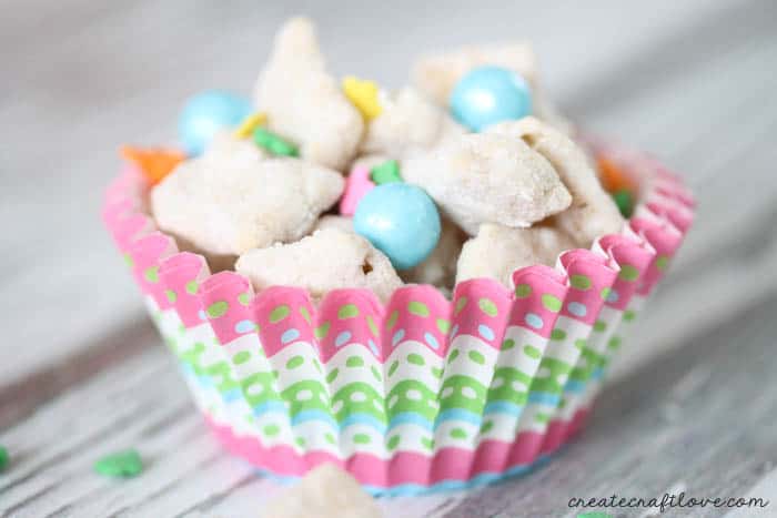 These Easter Muddy Buddies are a great Easter treat! via createcraftlove.com