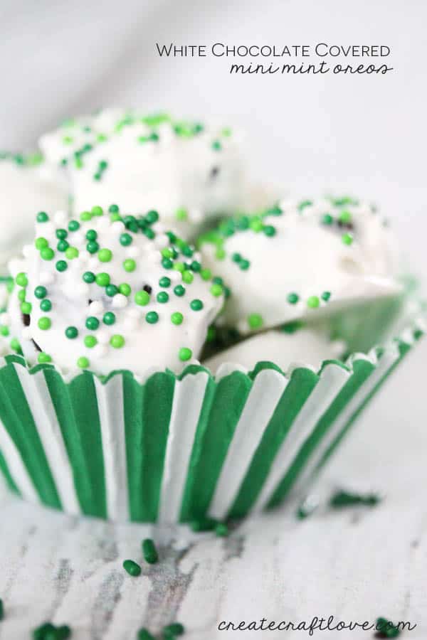 Recipe: White Chocolate Covered Mini Mint Oreos - perfect for St. Patrick's Day! via createcraftlove.com