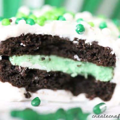 Recipe: White Chocolate Covered Mini Mint Oreos - perfect for St. Patrick's Day! via createcraftlove.com