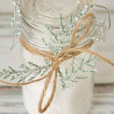 Try these Eucalyptus Spearmint Bath Salts for a relaxing and refreshing bath! via createcraftlove.com