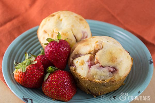 Fresh Strawberries & Cream Muffins | Cupcakes&Crowbars @cupcakescrowbar