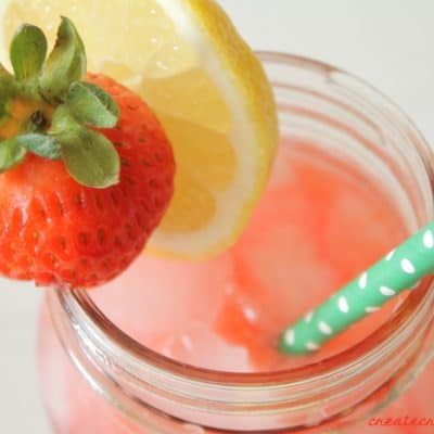 This Fizzy Strawberry Lemonade is to die for! So easy to make and is only two ingredients! via createcraftlove.com