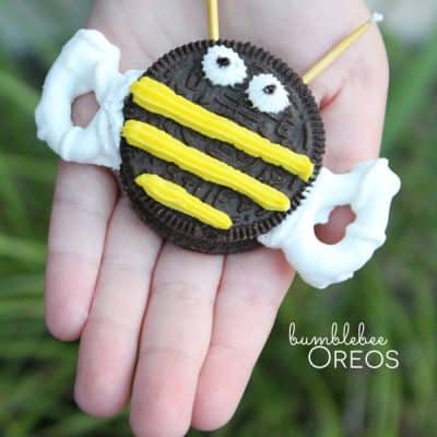 These No Bake Bumblebee Oreos are so easy to make! via createcraftlove.com