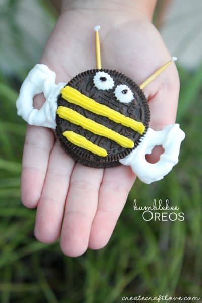 These No Bake Bumblebee Oreos are so easy to make! via createcraftlove.com