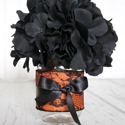 This Halloween Centerpiece can be adapted for your style and takes less than 5 minutes to make! via createcraftlove.com
