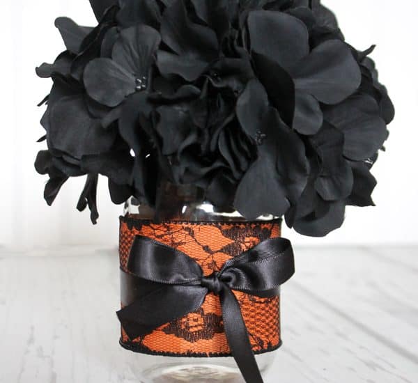This Halloween Centerpiece can be adapted for your style and takes less than 5 minutes to make! via createcraftlove.com