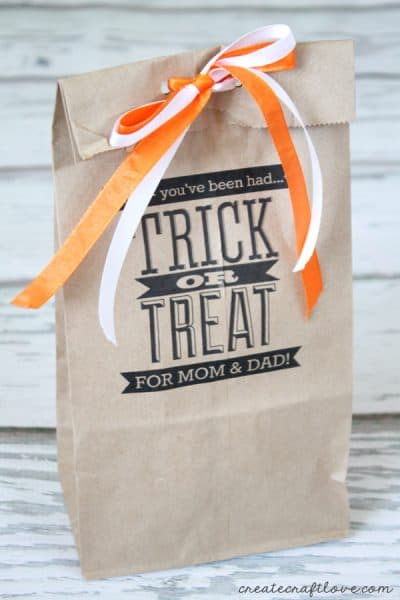 Why should the kids have all the fun? Grab this free Adult Treat Bag Printable to surprise the parents on Halloween! via createcraftlove.com