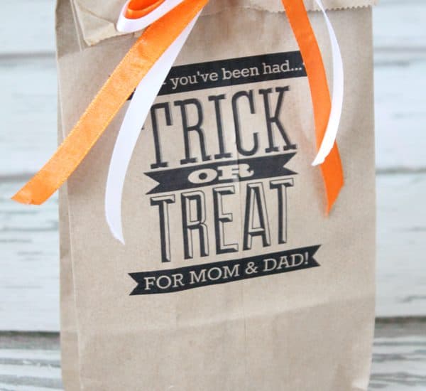 Why should the kids have all the fun? Grab this free Adult Treat Bag Printable to surprise the parents on Halloween! via createcraftlove.com