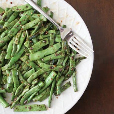 These Asian Stir Fried Green Beans are sure to be a hit with the whole family! via createcraftlove.com