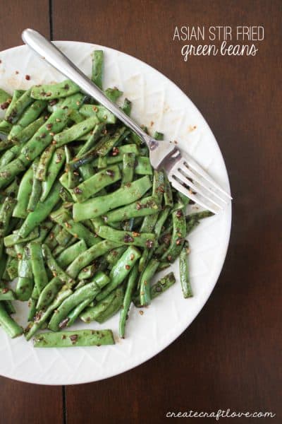 These Asian Stir Fried Green Beans are sure to be a hit with the whole family! via createcraftlove.com