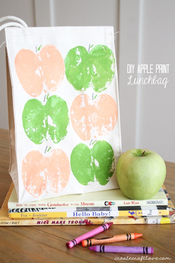 Turn an ordinary canvas lunchbag into this cute DIY Apple Print Lunchbag! via createcraftlove.com #ad #backtoschool #painting