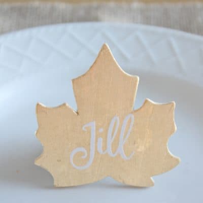 These Gold Leaf Placecards are a great touch to your fall tablescape! via createcraftlove.com