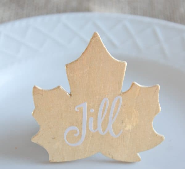 These Gold Leaf Placecards are a great touch to your fall tablescape! via createcraftlove.com