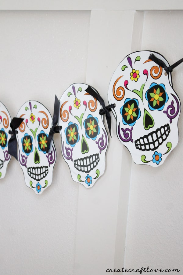 This Sugar Skull Garland is easy to make and I love how it turned out! via createcraftlove.com