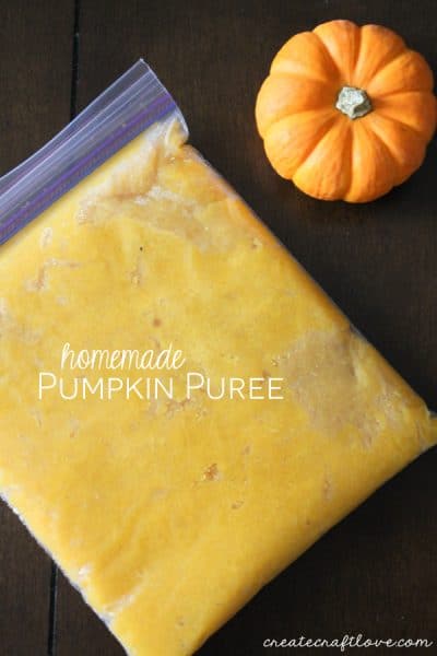 Make your own Homemade Pumpkin Puree for all of your pumpkin baking needs! via createcraftlove.com