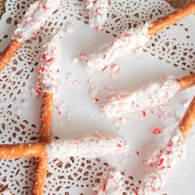 If you love Thin Mints, you will love these Candy Cane and White Chocolate Covered Pretzels! via createcraftlove.com
