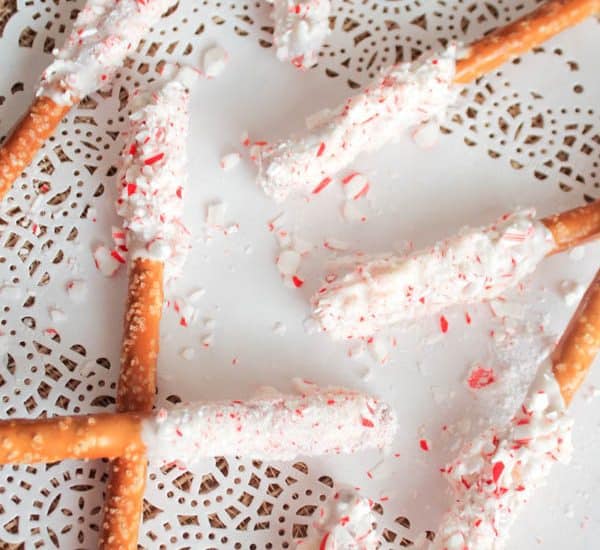If you love Thin Mints, you will love these Candy Cane and White Chocolate Covered Pretzels! via createcraftlove.com